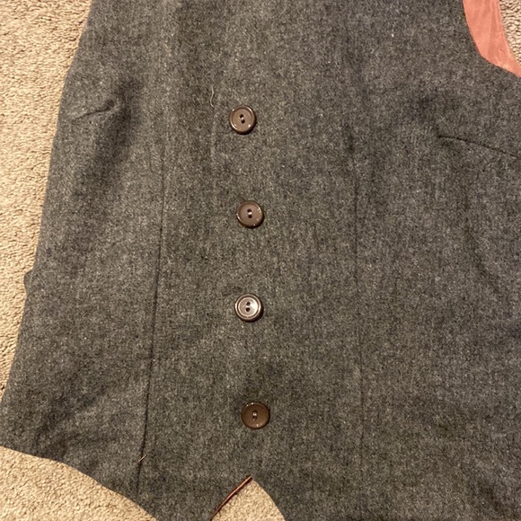 Vera Wang Sleeveless Vest - Picture 4 of 10